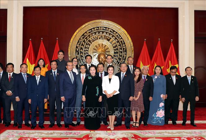 Chủ tịch Quốc hội Nguyễn Thị Kim Ngân với cán bộ, nhân viên và bà con Kiều bào tại Trung Quốc. Ảnh: Trọng Đức - TTXVN