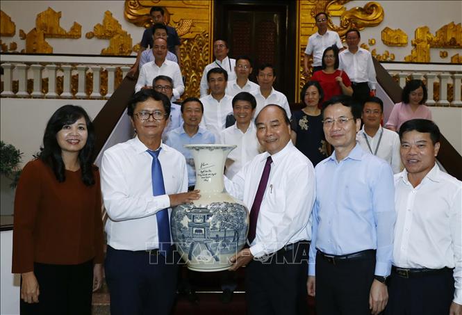 Trong ảnh: Thủ tướng Nguyễn Xuân Phúc tặng quà cho Đài Truyền hình Việt Nam Ảnh: Thống Nhất – TTXVN
