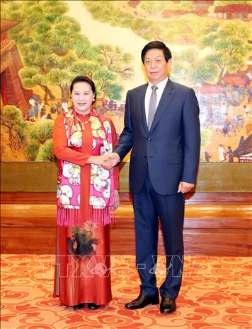 Trong ảnh: Chủ tịch Nhân đại Trung Quốc Lật Chiến Thư đón Chủ tịch Quốc hội Nguyễn Thị Kim Ngân. Ảnh: Trọng Đức - TTXVN