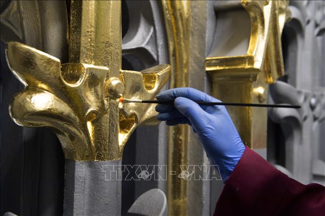 Trong ảnh: Nghệ nhân tu sửa đồng hồ Big Ben tại London, Anh ngày 20/3/2019. Ảnh: THX/TTXVN