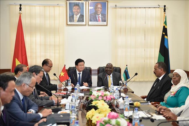 Trong ảnh: Hội đàm giữa Phó Thủ tướng Trịnh Đình Dũng và Phó Tổng thống Khu bán tự trị Zanzibar - Tanzania Seif Ali Iddi. Ảnh: Đình Lượng - TTXVN
