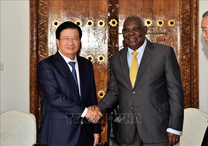 Trong ảnh: Phó Thủ tướng Trịnh Đình Dũng và Phó Tổng thống Khu bán tự trị Zanzibar - Tanzania Seif Ali Iddi. Ảnh: Đình Lượng - TTXVN