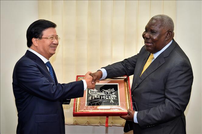 Trong ảnh: Phó Thủ tướng Trịnh Đình Dũng tặng quà Phó Tổng thống Khu bán tự trị Zanzibar - Tanzania Seif Ali Iddi. Ảnh: Đình Lượng - TTXVN
