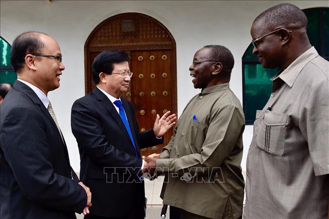 Trong ảnh: Phó Thủ tướng Trịnh Đình Dũng trao đổi với Phó Chủ tịch Đảng Cách mạng Tanzania (CCM) Philip Mangula. Ảnh: Đình Lượng - TTXVN