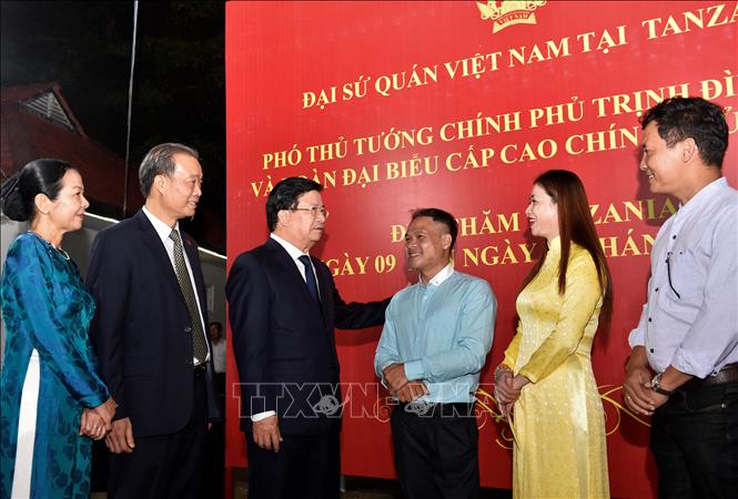 Trong ảnh: Phó Thủ tướng Trịnh Đình Dũng thăm hỏi, động viên gia đình Việt kiều duy nhất tại Tanzania - anh Dũng chị Bình. Ảnh: Đình Lượng - TTXVN