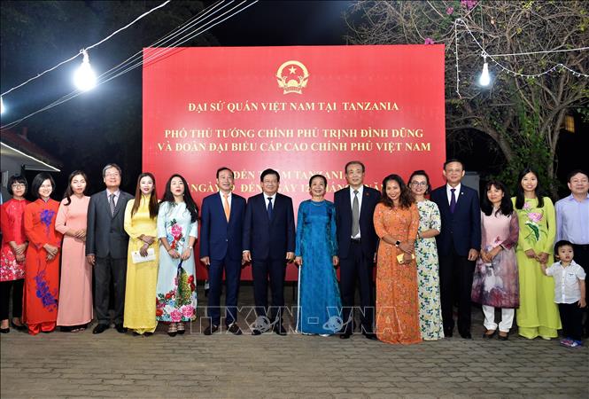 Trong ảnh: Phó Thủ tướng Trịnh Đình Dũng cùng cán bộ, nhân viên Đại sứ quán, các doanh nghiệp Việt Nam và cộng đồng người Việt tại Tanzania. Ảnh: Đình Lượng - TTXVN