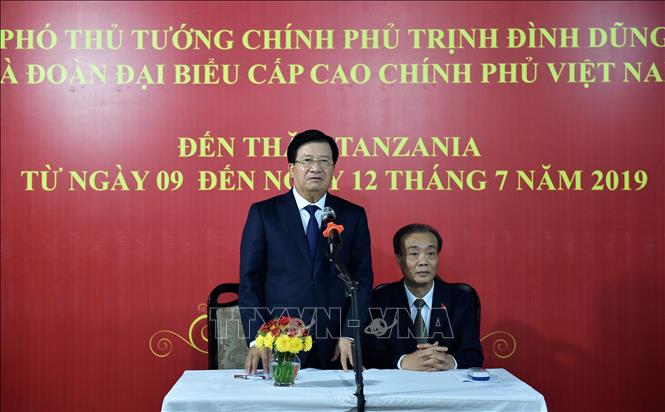 Trong ảnh: Phó Thủ tướng Trịnh Đình Dũng nói chuyện cùng cán bộ, nhân viên Đại sứ quán, các doanh nghiệp Việt Nam và cộng đồng người Việt tại Tanzania. Ảnh: Đình Lượng - TTXVN