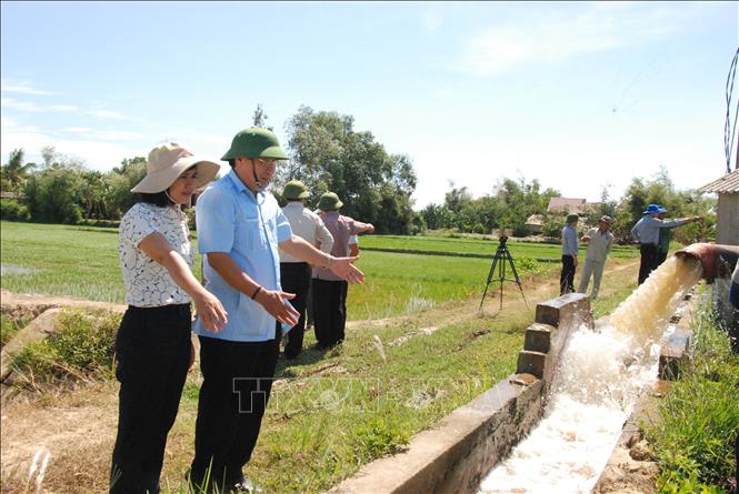Trong ảnh: Lãnh đạo tỉnh Quảng Trị chỉ đạo các địa phương triển khai phương án chống hạn khẩn cấp kịp thời nhằm hạn chế thấp nhất thiệt hại có thể xảy ra do thiếu nước sản xuất. Ảnh: TTXVN
