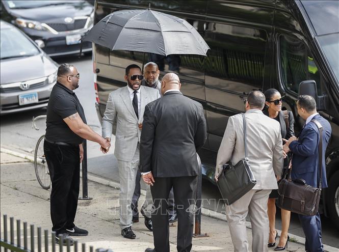 Trong ảnh: Nam danh ca Robert Kelly (thứ 2, trái) tới phiên tòa ở Chicago, Mỹ ngày 6/6/2019. Ảnh: AFP/TTXVN