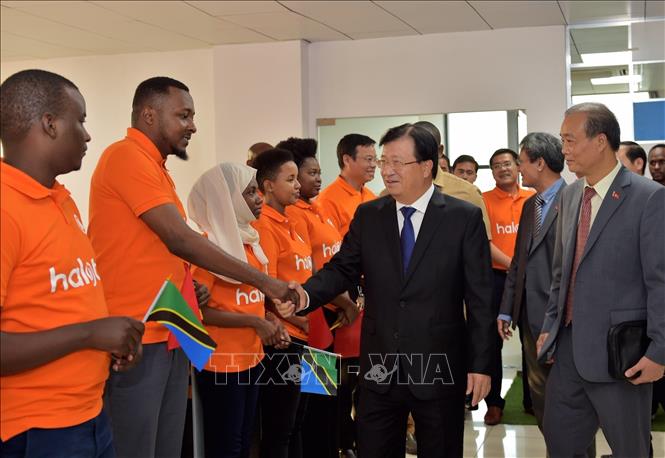 Phó Thủ tướng Trịnh Đình Dũng với cán bộ, nhân viên Công ty Halotel, liên doanh của Viettel tại Tanzania. Ảnh: Đình Lượng - TTXVN