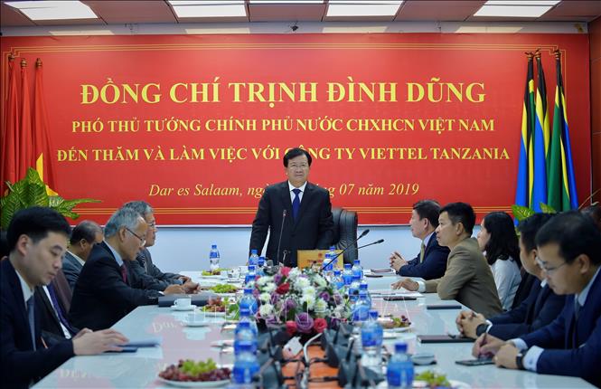 Phó Thủ tướng Trịnh Đình Dũng phát biểu tại Công ty Halotel, liên doanh của Viettel tại Tanzania. Ảnh: Đình Lượng - TTXVN