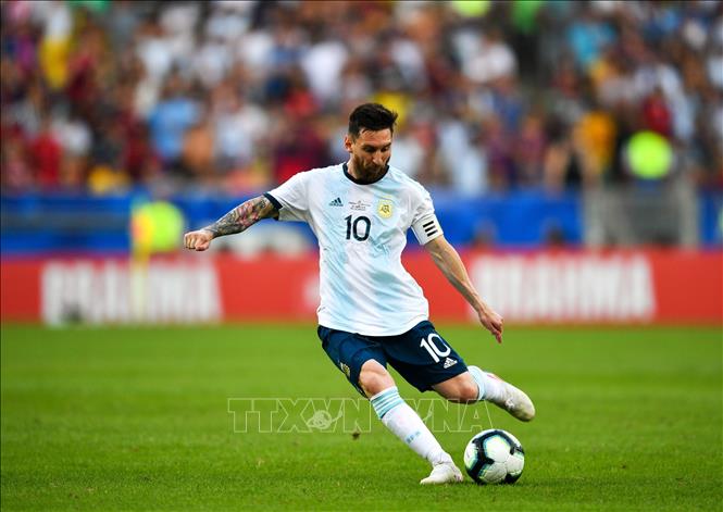 Quả bóng Vàng đặc biệt của Lionel Messi khiến cho anh trở thành một trong những cầu thủ nổi tiếng nhất thế giới. Không chỉ là bạn đồng hành cùng anh để đạt được danh hiệu này, mà hình ảnh quả bóng còn khiến chúng ta đắm chìm trong những tuần lễ truyền thông hoành tráng sau khi anh giành chiến thắng.