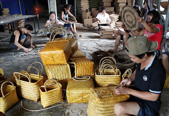 Hà Nội có rất nhiều điểm thu hút khách du lịch với cảnh quan kiến trúc độc đáo, di sản văn hóa phong phú cùng nhiều làng nghề thủ công và truyền thống. Trong ảnh: Làng nghề mây tre đan Phú Vinh, xã Phú Nghĩa, huyện Chương Mỹ - làng nghề truyền thống hơn 400 năm có tiếng của Hà Nội, hiện có hơn 2400 hộ gia đình làm nghề, sản phẩm đã đạt đến đỉnh cao nhất trong nghệ thuật mây tre đan hiện nay ở Việt Nam, chiếm được thị hiếu người tiêu dùng trong và ngoài nước. Ảnh: Trần Việt - TTXVN
