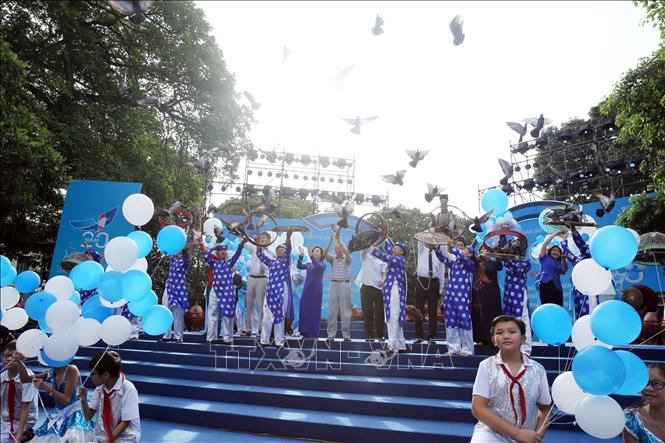 Photo: Delegates release doves and balloons at the celebration. VNA Photo: Lâm Khánh
