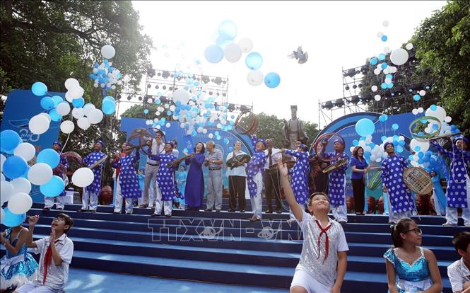 Photo: Delegates release doves and balloons at the celebration. VNA Photo: Lâm Khánh