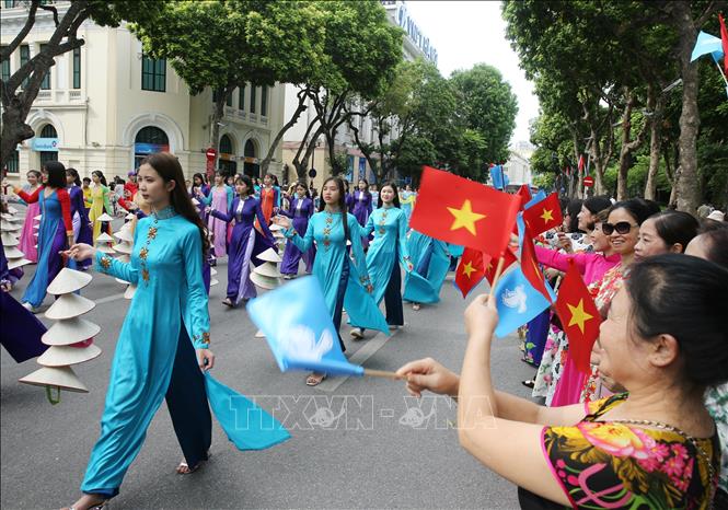 Photo: A traditional ao dai performance on street. VNA Photo: Lâm Khánh
