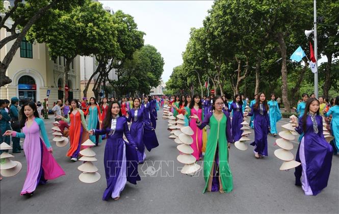 Photo: A traditional ao dai performance on street. VNA Photo: Thành Đạt
