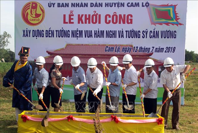 Trong ảnh: Lãnh đạo tỉnh Quảng Trị cùng lãnh đạo huyện Cam Lộ và các ban, ngành làm lễ khởi công công trình. Ảnh: Trịnh Bang Nhiệm - TTXVN