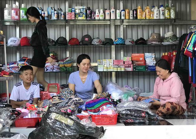 Trong ảnh: Các tiểu thương di dời tử chợ Yến cũ về chợ Yến mới ổn định buôn bán.Ảnh: Phạm Cường-TTXVN