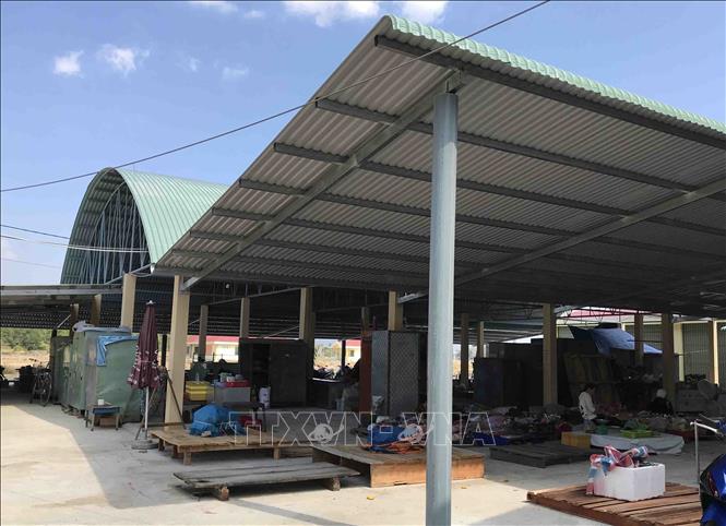Trong ảnh: Các mái vòm được xây dựng tại chợ Yến mới để phục vụ nhu cầu buôn bán nhỏ của người dân nhưng rất ít hộ dân di dời từ chợ Yến cũ về đây buôn bán. Ảnh: Phạm Cường-TTXVN
