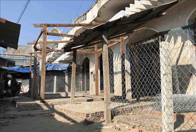 Trong ảnh: Nhiều ki ốt tại chợ Yến cũ đã xuống cấp, các tiểu thương đã di dời về chợ Yến mới, chính quyền xã An Hòa cũng đã dùng hàng rào lưới rào chắn các ki ốt. Ảnh: Phạm Cường-TTXVN