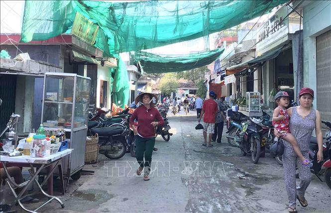 Trong ảnh: Chợ Yến cũ nằm trong khu dân cư thuộc tuyến đường liên thôn Nhơn Hội-Hội Sơn,được xây dựng gần 30 năm đã xuống cấp. Ảnh: Phạm Cường-TTXVN
