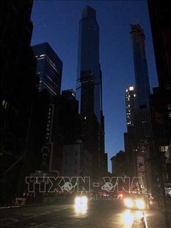 Mất điện ở New York có thể là một sự kiện không mấy vui vẻ, nhưng hãy xem hình ảnh để thấy sự bình yên khi những ánh đèn nến phát sáng trên các tòa nhà và đường phố.