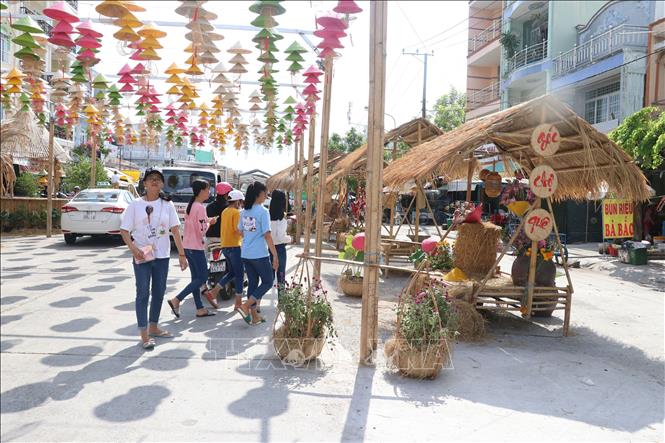 Trong ảnh: Góc chợ quê - khu ẩm thực giới thiệu sản phẩm Đồng Tháp trong khuôn khổ tuần lễ du lịch Đồng Tháp năm 2019. Ảnh: Nguyễn Văn Trí - TTXVN