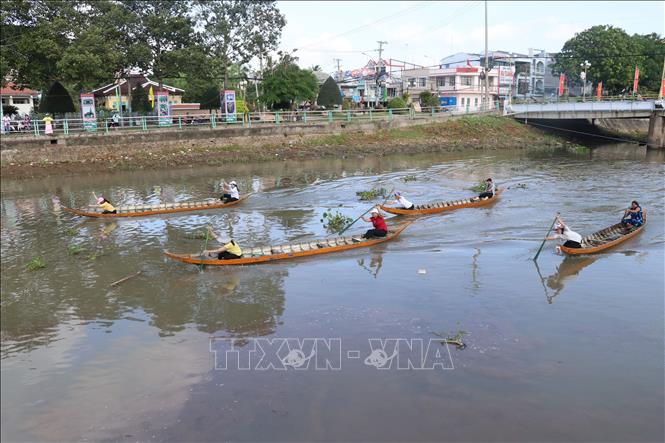 Trong ảnh: Đua xuồng trên sông Cao Lãnh trong khuôn khổ tuần lễ du lịch Đồng Tháp năm 2019. Ảnh: Nguyễn Văn Trí - TTXVN