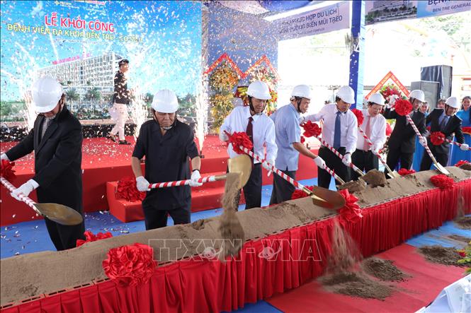 Trong ảnh: Các đại biểu thực hiện nghi thức khởi công xây dựng Bệnh viện. Ảnh: Huỳnh Phúc Hậu - TTXVN
