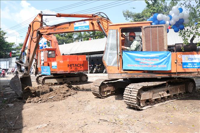 Trong ảnh: Máy móc tham gia khởi công xây dựng Bệnh viện. Ảnh: Huỳnh Phúc Hậu - TTXVN