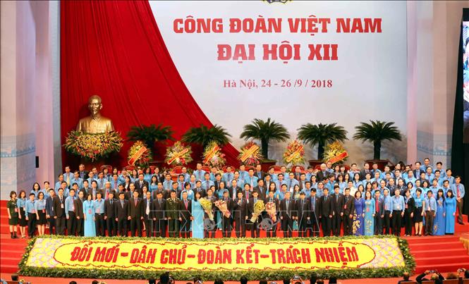 Trong ảnh: Ban Chấp hành Tổng Liên đoàn Lao động Việt Nam khóa XII, nhiệm kỳ 2018 - 2023 ra mắt Đại hội, chiều 26/9/2018, tại Hà Nội. Ảnh: TTXVN