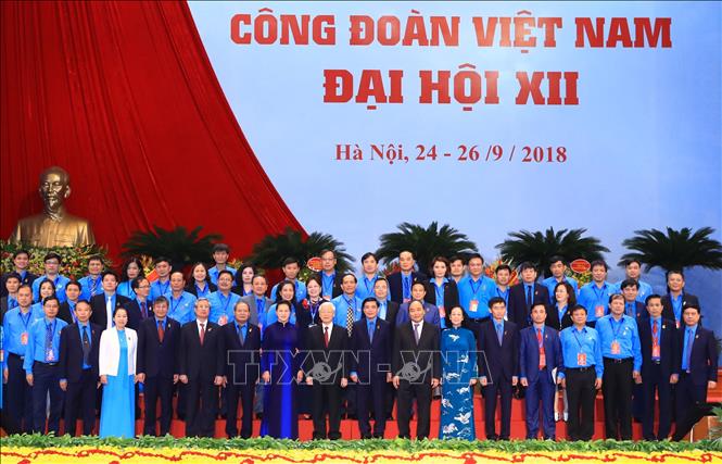 Trong ảnh: Tổng Bí thư Nguyễn Phú Trọng cùng nhiều đồng chí lãnh đạo, nguyên lãnh đạo cấp cao của Đảng, Nhà nước dự Phiên trọng thể của Đại hội Công đoàn Việt Nam lần thứ XII, nhiệm kỳ 2018 - 2023, được tổ chức từ ngày 24-26/9/2018, tại Hà Nội. Ảnh: TTXVN