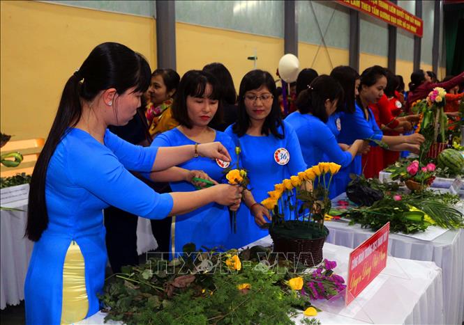 Trong ảnh: Nữ đoàn viên Công đoàn cơ sở tỉnh Hà Nam tham dự hội thi cắm hoa với chủ đề 