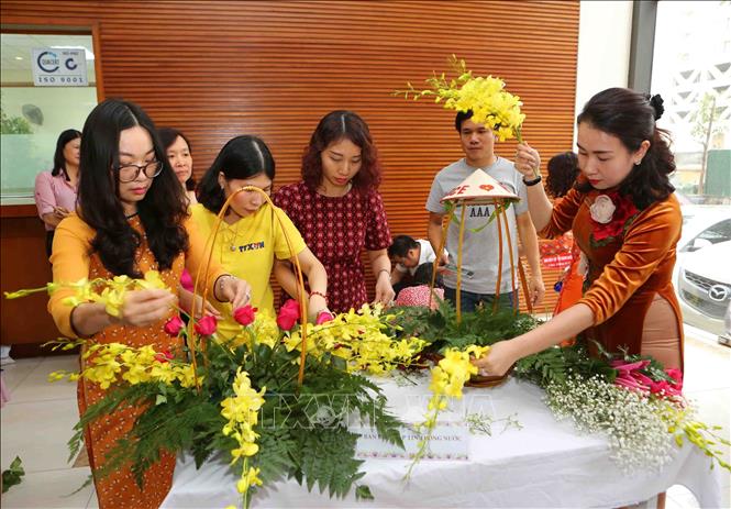 Trong ảnh: Thực hiện chương trình công tác nữ công năm 2019 và kỷ niệm 109 năm Ngày quốc tế Phụ nữ, ngày 6/3/2019, Công đoàn Thông tấn xã Việt Nam tổ chức hội thi cắm hoa “Sắc xuân Thông tấn” với sự tham gia của đông đảo cán bộ nữ công đoàn TTXVN. Ảnh: TTXVN