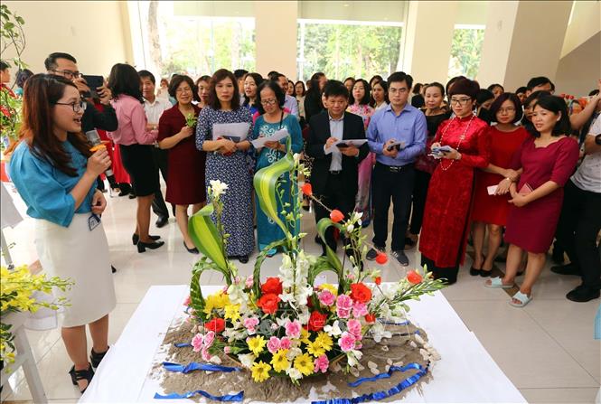 Trong ảnh: Thực hiện chương trình công tác nữ công năm 2019 và kỷ niệm 109 năm Ngày quốc tế Phụ nữ, ngày 6/3/2019, Công đoàn Thông tấn xã Việt Nam tổ chức hội thi cắm hoa “Sắc xuân Thông tấn” với sự tham gia của đông đảo cán bộ nữ công đoàn TTXVN. Ảnh: TTXVN