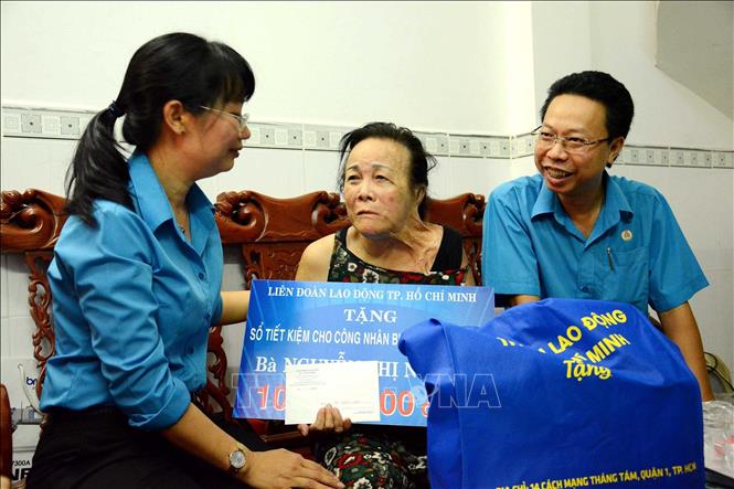 Trong ảnh: Lãnh đạo Liên đoàn Lao động Thành phố Hồ Chí Minh thăm hỏi, tặng quà công nhân bị tai nạn lao động, thể hiện sự quan tâm của tổ chức Công đoàn trong việc chăm lo, bảo vệ quyền, lợi ích hợp pháp, chính đáng của người lao động. Ảnh: TTXVN
