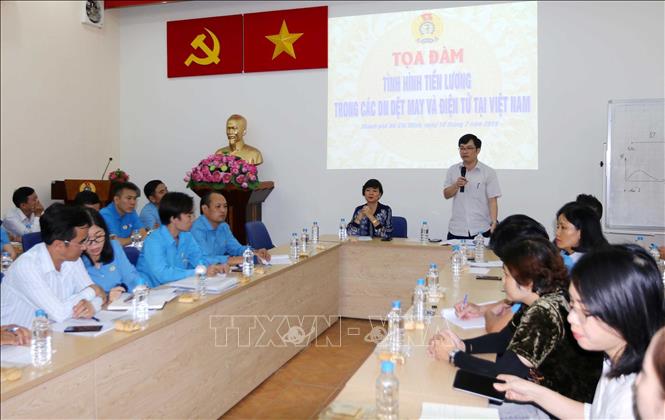 Trong ảnh: Tổng Liên đoàn Lao động Việt Nam cùng Viện Công nhân - Công đoàn tổ chức tọa đàm về tình hình tiền lương trong các ngành dệt may và điện tử Việt Nam, ngày 10/7/2019, tại TP Hồ Chí Minh. Ảnh: Thanh Vũ – TTXVN