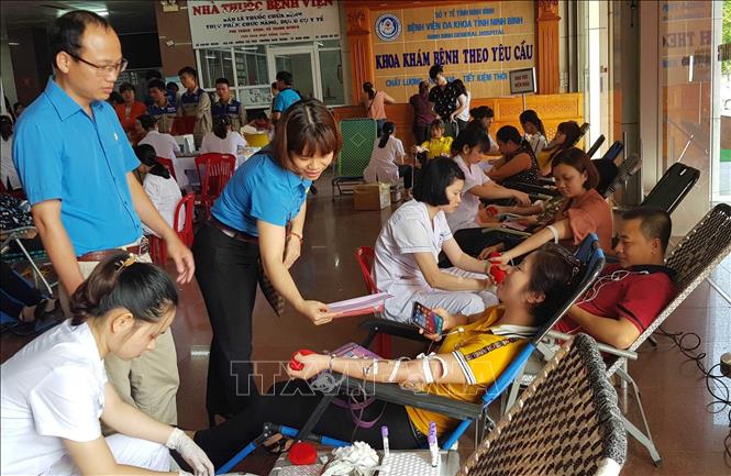Trong ảnh: Đoàn viên Công đoàn tham gia hiến máu tại Ngày hội công nhân lao động tỉnh Ninh Bình hiến máu tình nguyện năm 2019. Ảnh: TTXVN