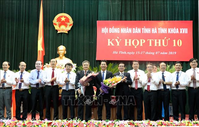 Trong ảnh: Các đại biểu tham dự kỳ họp chúc mừng ông Trần Tiến Hưng được làm bầu giữ chức Chủ tịch UBND tỉnh Hà Tĩnh. Ảnh: Công Tường-TTXVN