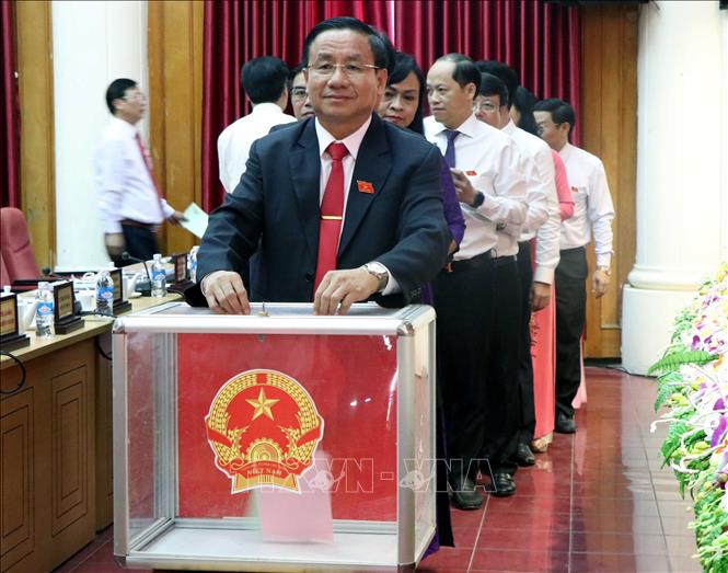 
Trong ảnh: Các đại biểu HĐND tỉnh Hà Tĩnh bỏ phiếu bầu các chức danh. Ảnh: Công Tường-TTXVN
