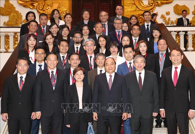 Trong ảnh: Thủ tướng Nguyễn Xuân Phúc với các doanh nghiệp Singapore. Ảnh: Dương Giang - TTXVN