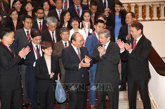 Trong ảnh: Thủ tướng Nguyễn Xuân Phúc với các doanh nghiệp Singapore. Ảnh: Dương Giang - TTXVN