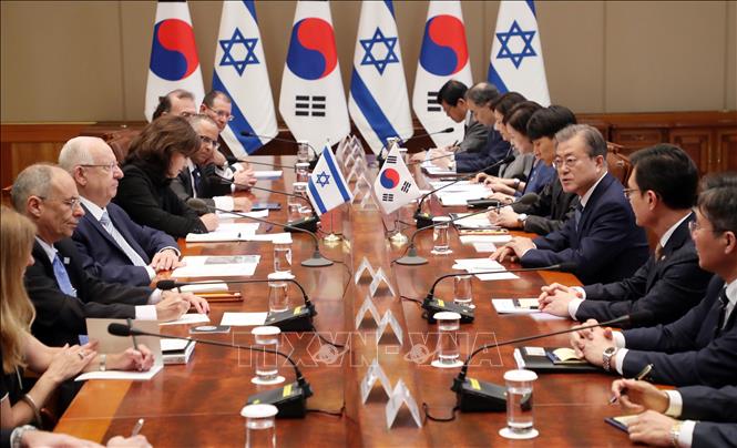 Trong ảnh: Tổng thống Hàn Quốc Moon Jae-in (thứ 3, phải) và người đồng cấp Israel Reuven Rivlin (thứ 3, trái) tại cuộc họp ở Seoul ngày 15/7/2019. Ảnh: Yonhap/TTXVN