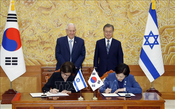 Trong ảnh: Tổng thống Hàn Quốc Moon Jae-in (phải, phía sau) và người đồng cấp Israel Reuven Rivlin (trái, phía sau) chứng kiến lễ ký bản ghi nhớ về hợp tác trong lĩnh vực giáo dục bậc cao ở Seoul ngày 15/7/2019. Ảnh: Yonhap/TTXVN