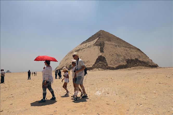 Trong ảnh: Du khách thăm quan kim tự tháp Bent ở Giza, Ai Cập ngày 13/7/2019. Ảnh: THX/TTXVN