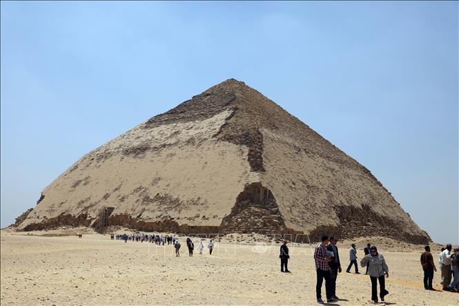 Trong ảnh: Du khách thăm quan kim tự tháp Bent ở Giza, Ai Cập ngày 13/7/2019. Ảnh: THX/TTXVN