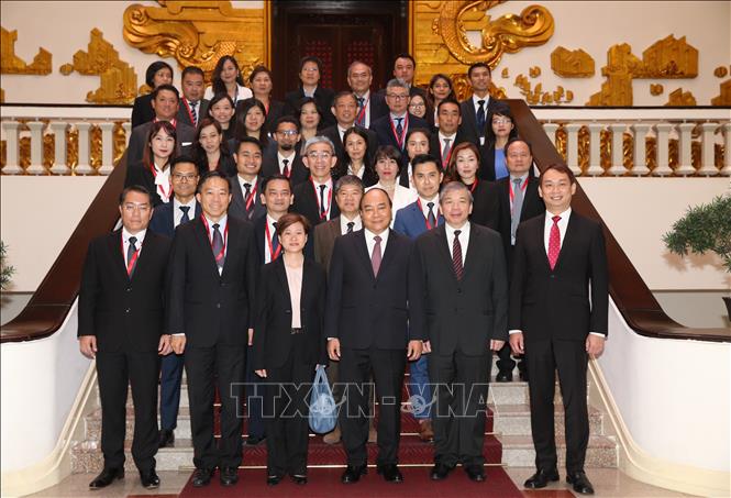 Photo: Prime Minister Nguyen Xuan Phuc with Singaporean businesses. VNA Photo: Dương Giang