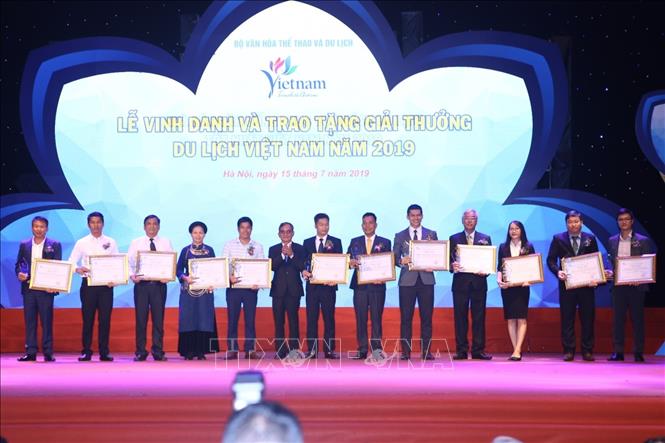 Trong ảnh: Trao giải thưởng cho các đơn vị nhà hàng ăn uống, điểm dừng chân phục vụ khách du lịch tốt nhất Việt Nam. Ảnh: Minh Quyết - TTXVN