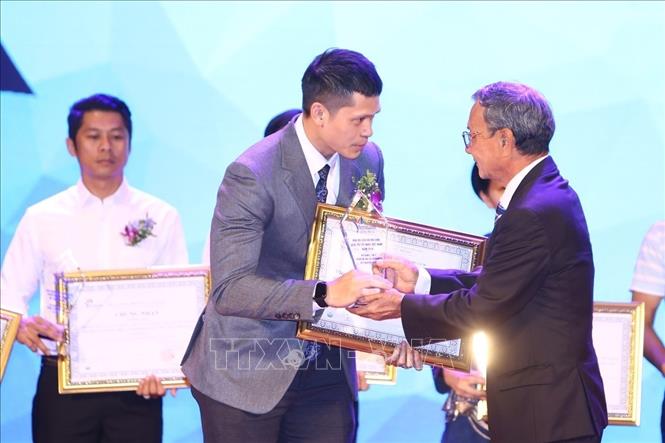 Trong ảnh: Đại diện Ban Tổ chức trao giải thưởng cho các đơn vị nhà hàng ăn uống, điểm dừng chân phục vụ khách du lịch tốt nhất Việt Nam. Ảnh: Minh Quyết - TTXVN